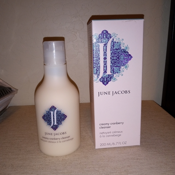 June Jacobs Creamy Cranberry Cleanser $41 w/Ginseng,Gogi,Rose Hip,Tea Extract - Picture 1 of 3